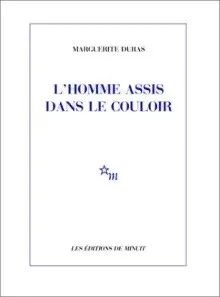 L'homme assis dans le couloir
